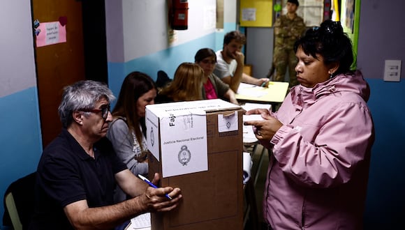 Una mujer vota en el colegio electoral de Tigre, Buenos Aires, durante las elecciones presidenciales argentinas del 22 de octubre de 2023. (Foto de Emiliano Lasalvia/AFP)
