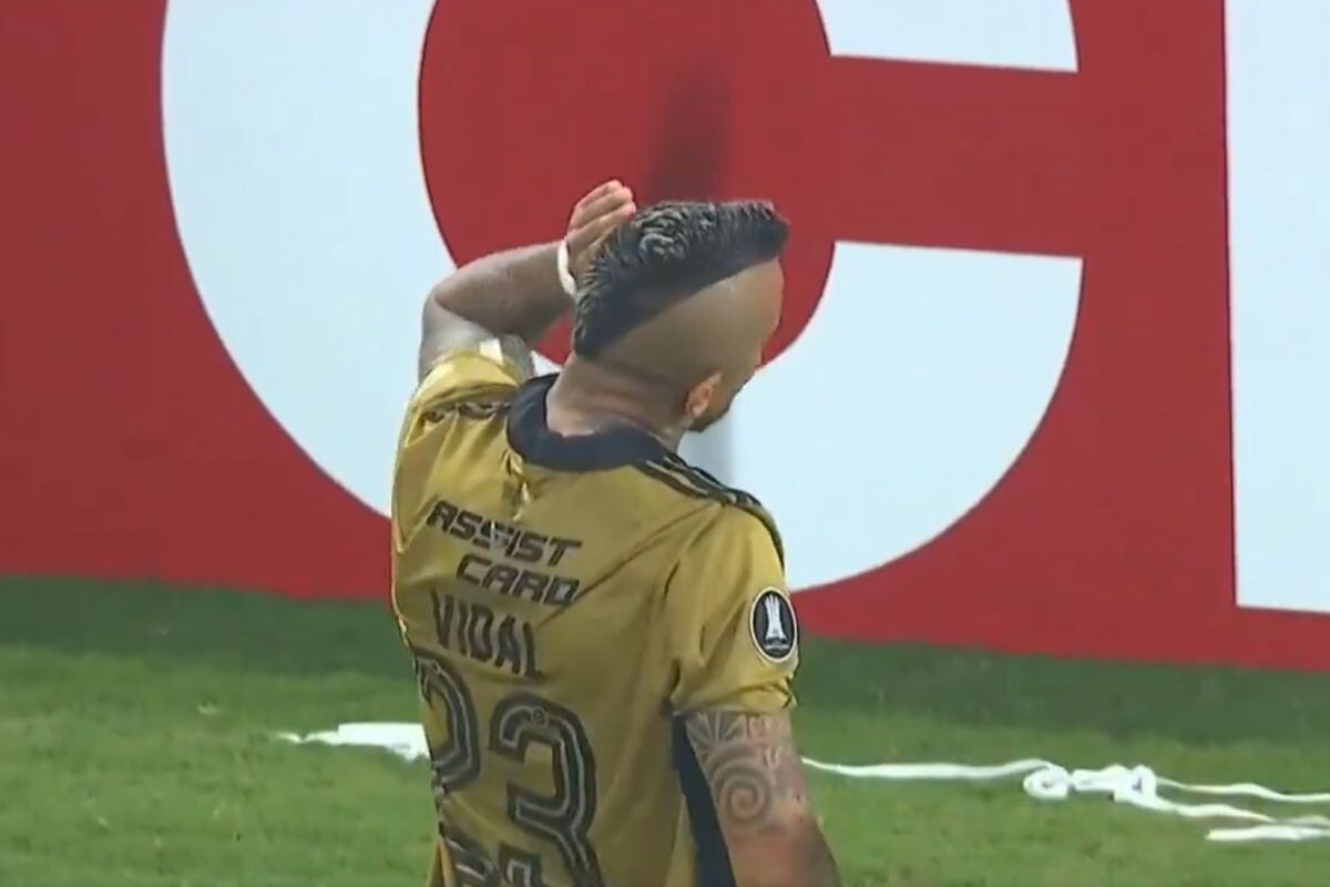 El polémico gesto de Arturo Vidal a Matute tras anotar para Colo Colo | VIDEO