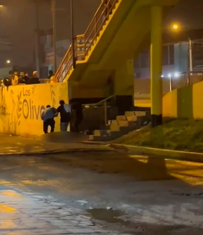 Luego de ser empujado y haber caído contra el pavimento, otro grupo de personas acudió en su ayuda