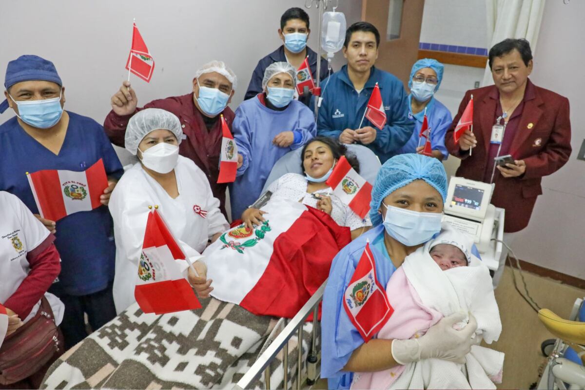 La madre de la bebé y el personal médico con banderas de Perú por sus 203 años de Independencia. Foto: Ministerio de Salud