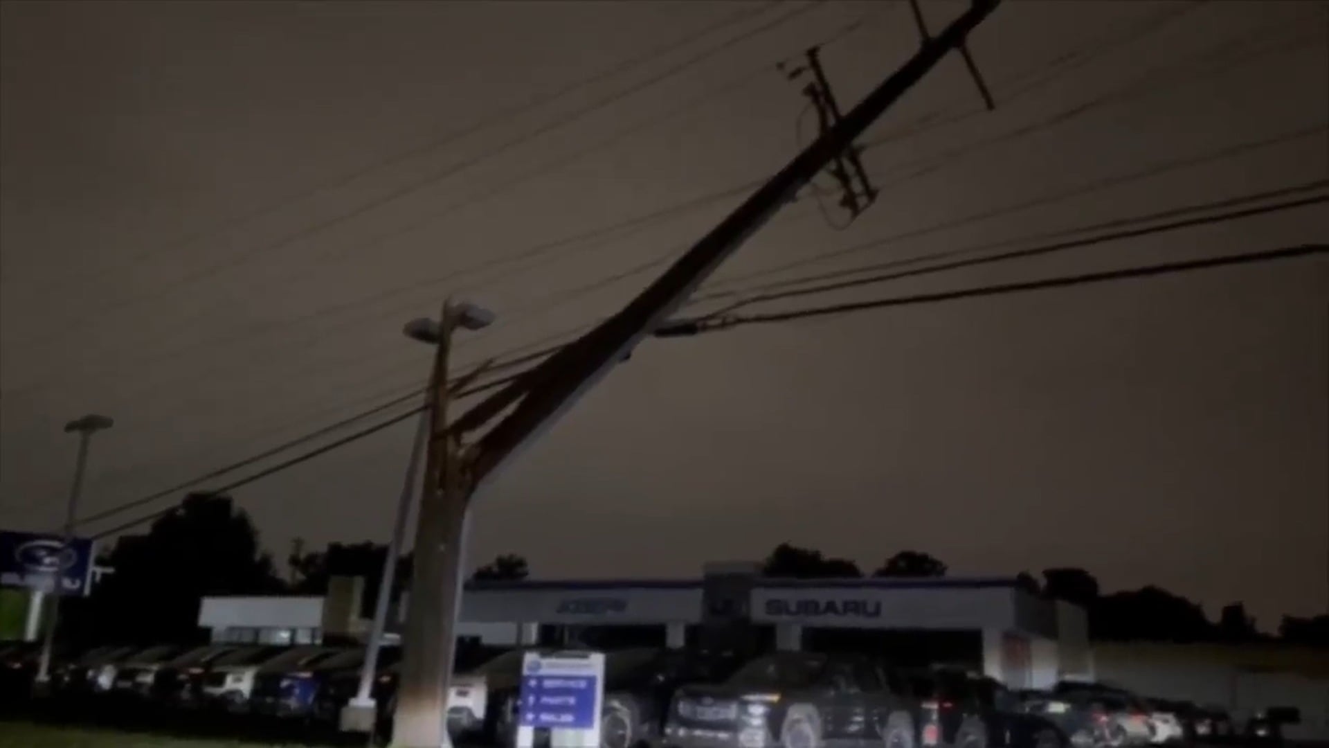 Esta fotografía, tomada de un video de WCPO-TV, muestra un poste de electricidad dañado por una tormenta, el jueves 18 de junio de 2026, en Florence, Kentucky. (WCPO-TV vía AP)