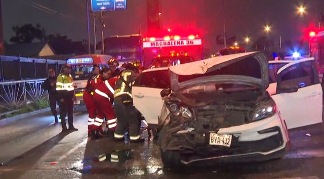 Chofer de vehículo blanco avanzó a excesiva velocidad y terminó colisionando contra otro vehículo. Foto: captura/América Noticias