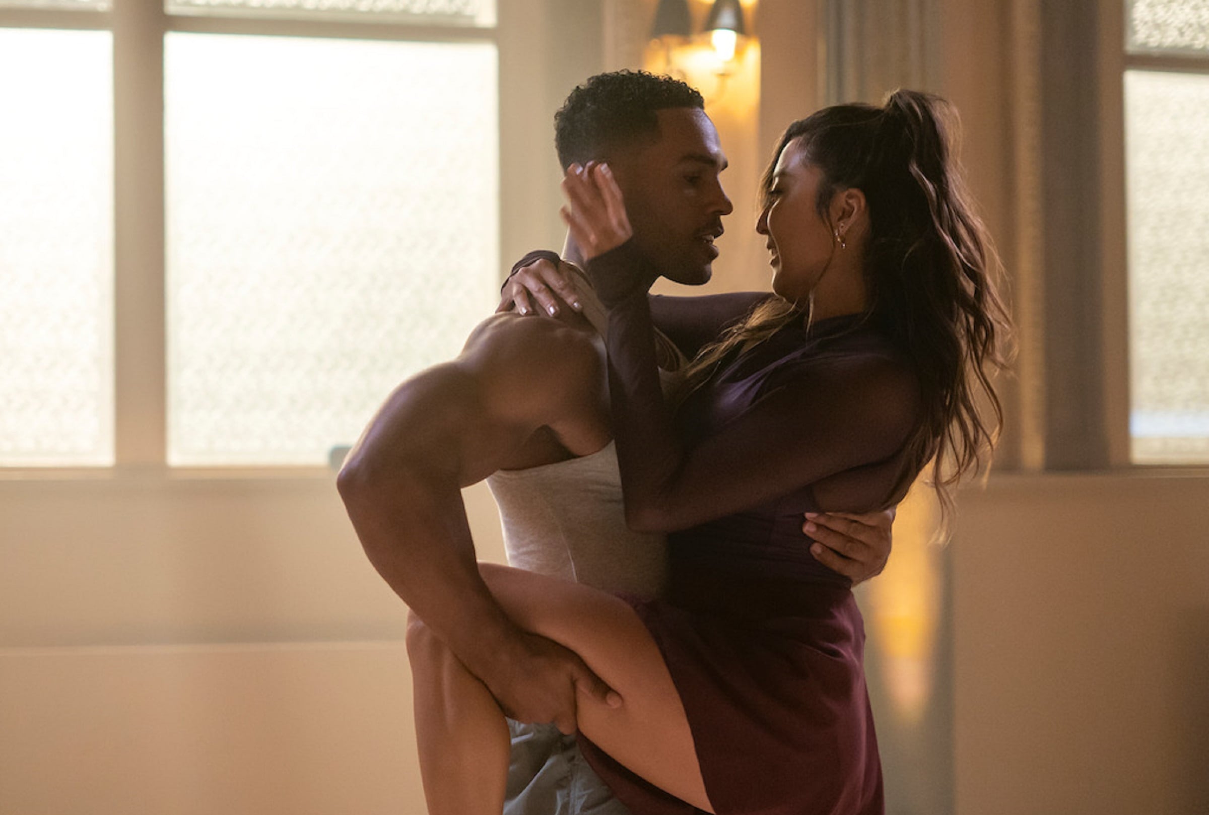 Alfie (Lucien Laviscount) y Mindy (Ashley Park) viven un intenso romance en la quinta temporada de "Emily in Paris" (Foto: Netflix)