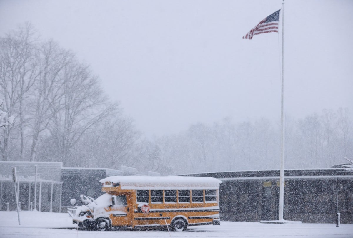 Cierres y retrasos siguen aumentando mientras la tormenta complica la movilidad en Nueva York y Nueva Jersey. | Crédito: Kena Betancur / AFP