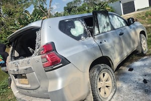 La camioneta del senador colombiano Jairo Castellanos, en el que murieron dos de sus escoltas tras un ataque armado mientras se desplazaban por Arauca, el 5 de febrero de 2026.