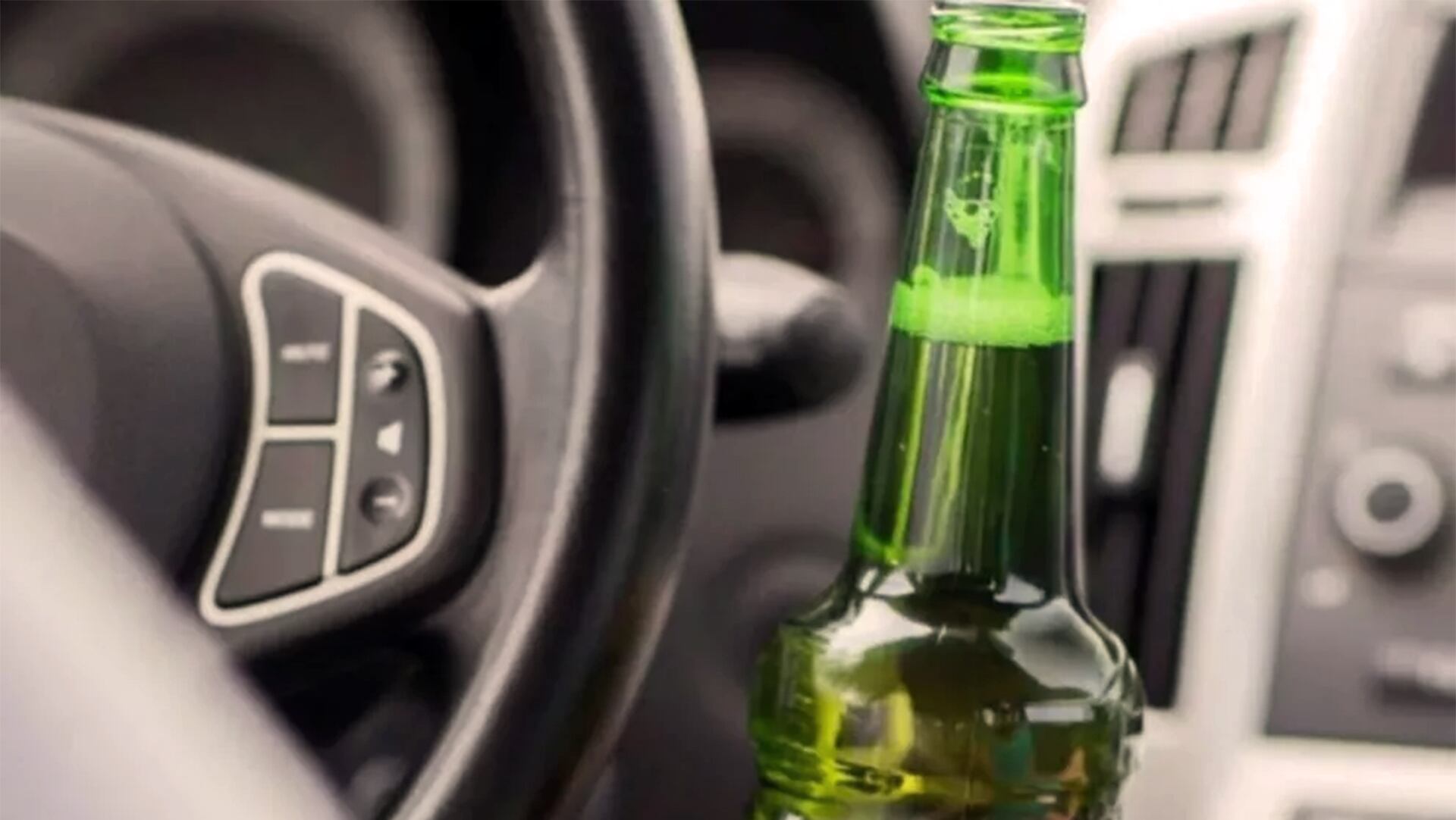 No se permite tener “ ninguna botella que contenga cualquier bebida alcohólica” que haya sido abierto o tenga el sello roto (Foto: Freepik)