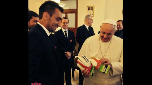 El papa Francisco recibió los guantes que salvaron a San Lorenzo