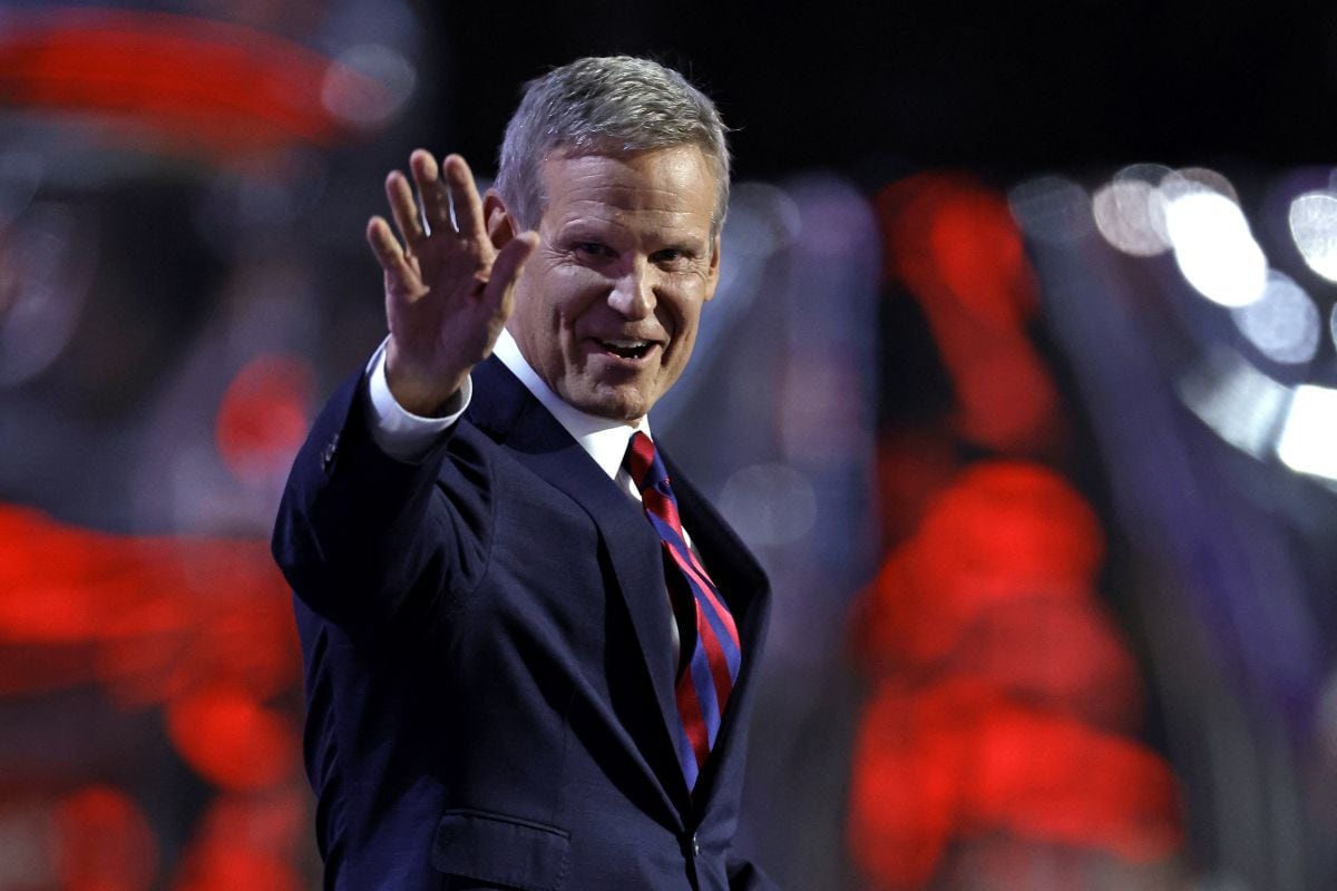 El gobernador de Tennessee, Bill Lee, señaló que si el presidente Trump le pide el despliegue de la Guardia Nacional para expulsar ilegales de su territorio, acudirá a su llamado (Foto: Kamil Krzaczynski / AFP)