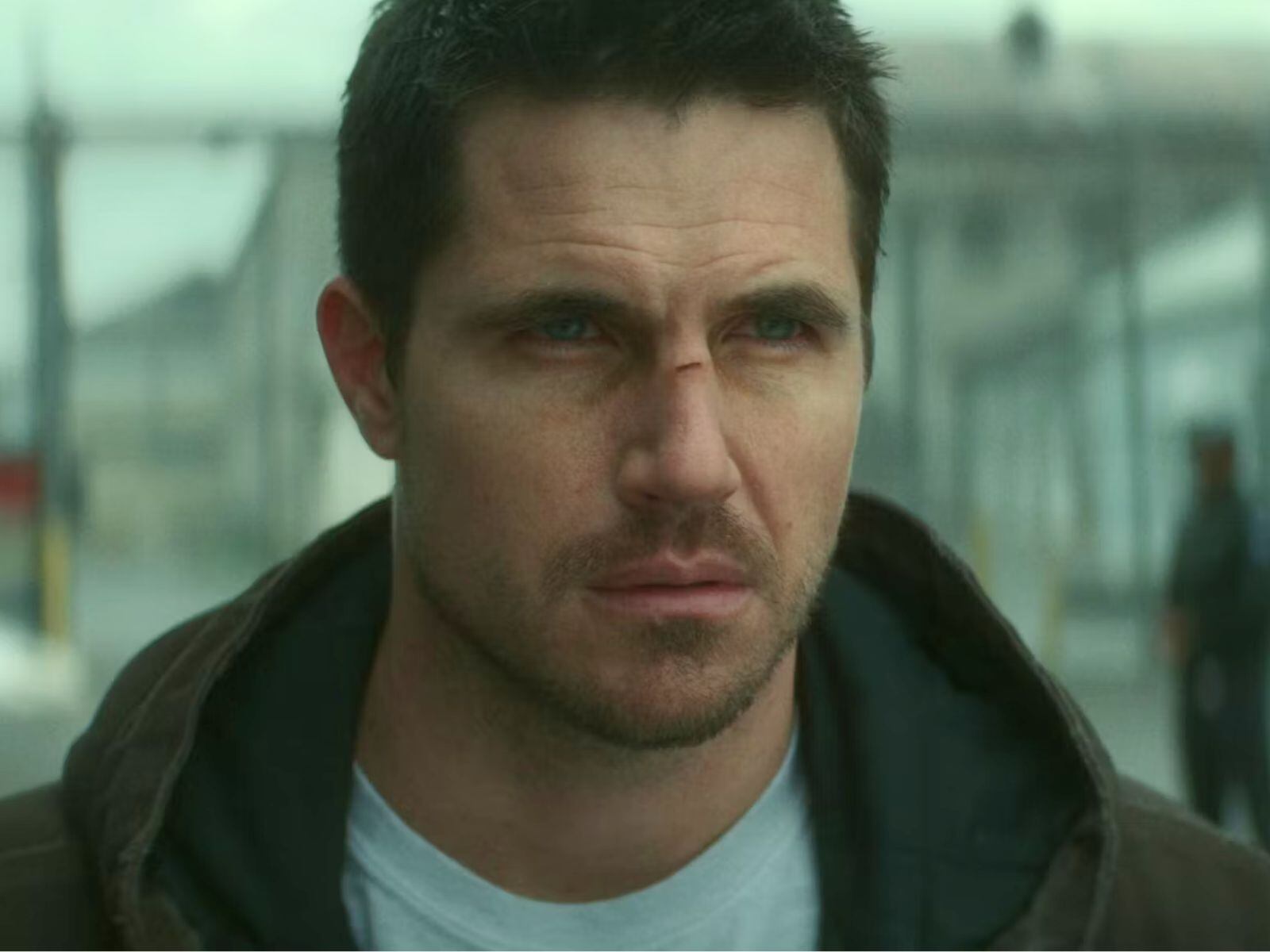 Robbie Amell interpreta a Connor en la película "Código 8: Renegados (Parte II)". Él es un exconvicto que se asocia con un narcotraficante al que desprecia para proteger a una niña de un sargento corrupto (Foto: Netflix)