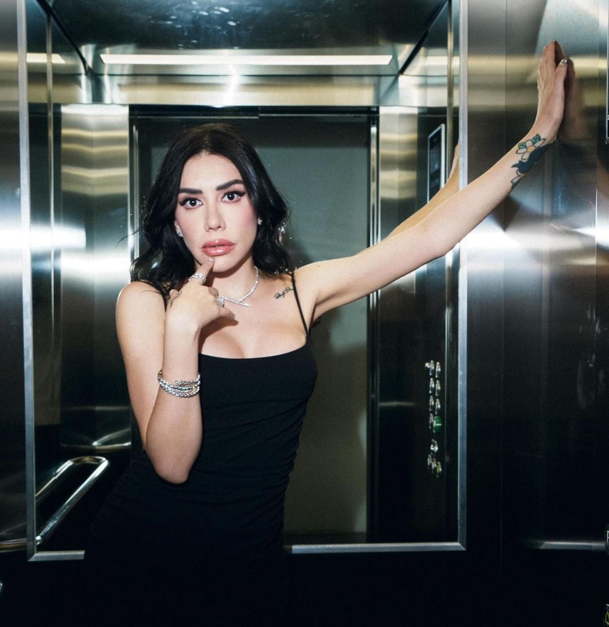 Luciendo sensual para una fotografía en el ascensor (Foto: Karime Pindter / Instagram)
