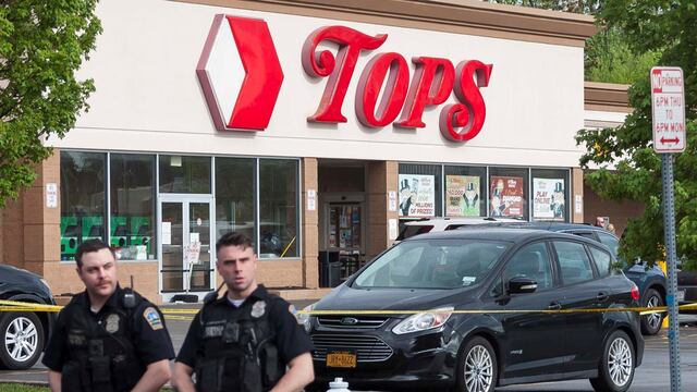 Al menos 10 muertos en tiroteo racista en un supermercado de Buffalo, Estados Unidos 