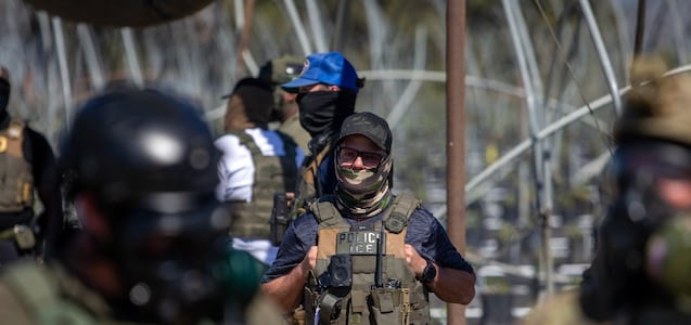 Qué hacer si ICE llega a tu trabajo: lo que debes decir, lo que no y por qué importa