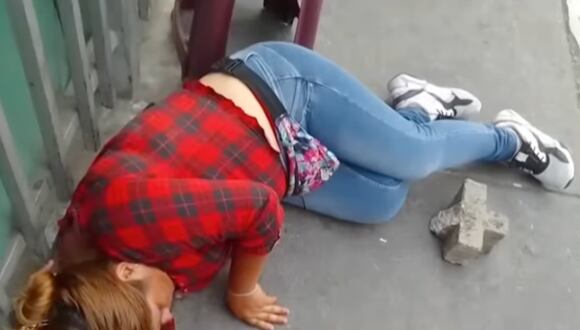 La mujer no puede mantenerse de pie por mucho tiempo debido a la agresión. Foto: captura Buenos días Perú.