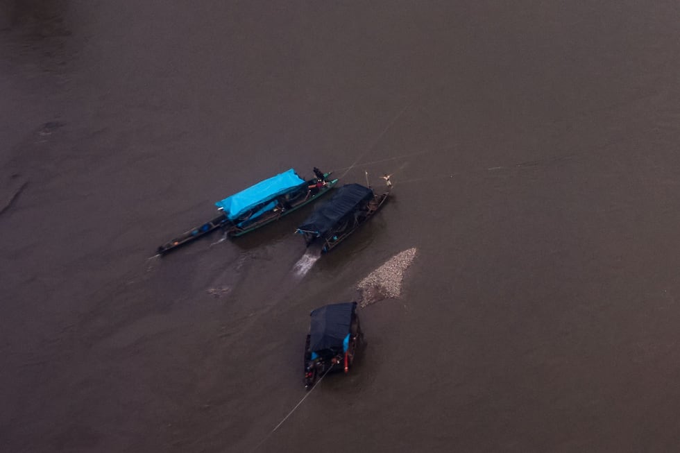 un grupo de dragas en el río Aguaytía tomadas durante el sobrevuelo del 10 de junio de 2026. Foto: Santiago Romaní