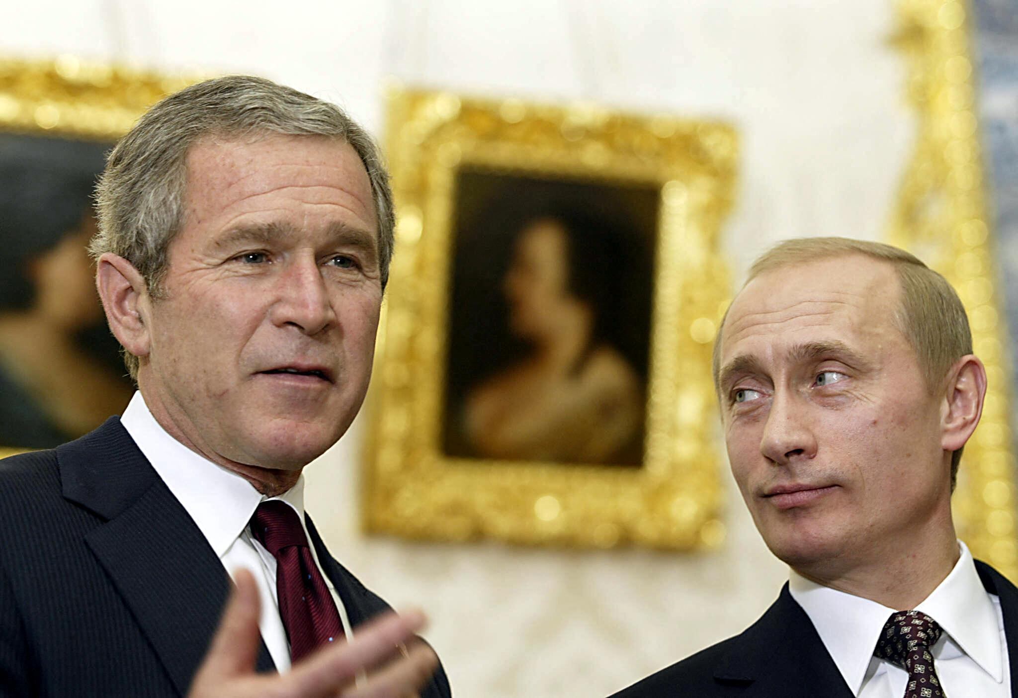 El presidente estadounidense George W. Bush (izq.) y el presidente ruso Vladimir Putin hablan con los periodistas el 22 de noviembre de 2002 en el Palacio de Catalina, en Pushkin, Rusia. (Foto AFP/Stephen JAFFE).