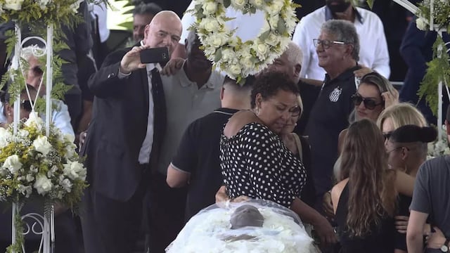 El inapropiado ‘selfie’ de Gianni Infantino en el funeral de Pelé | FOTO