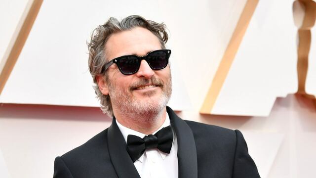 Con gafas de sol y una amplia sonrisa: así fue el paso de Joaquin Phoenix por la alfombra roja | FOTOS