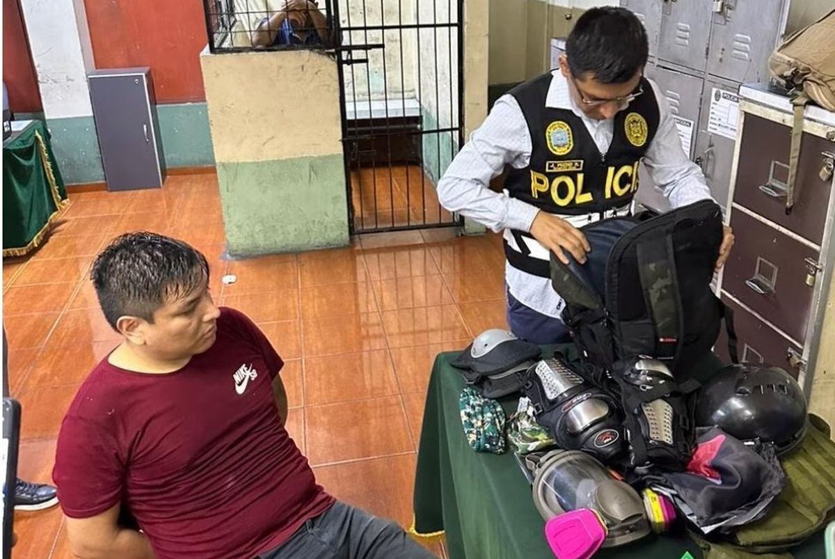 Vladimir Molina es acusado de lanzar bengalas contra la Policía durante las protestas en Lima. (Twitter)