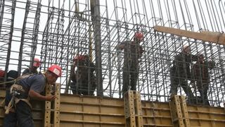 Sector construcción cerraría el primer trimestre con una caída de 10%, según Macroconsult: ¿qué desafíos enfrenta el rubro?