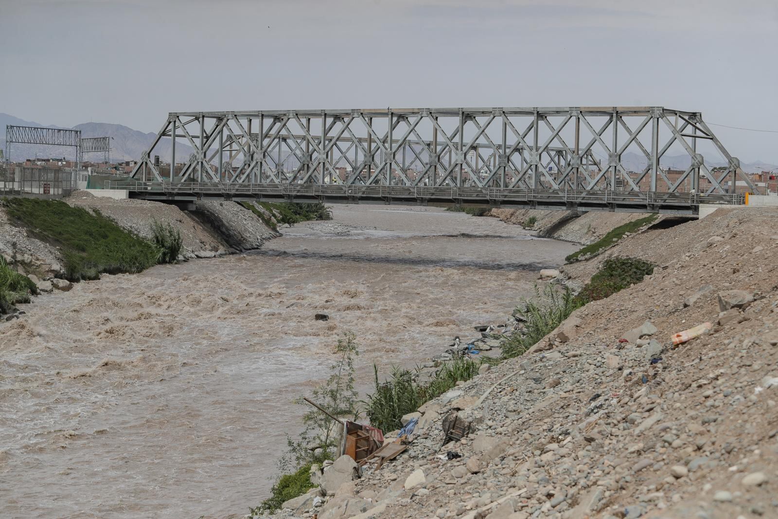 Los puentes temporales funcionarían con un flujo lento y limitado ante la demanda de vehículos necesarios, por lo que existe una alta probabilidad de experimentar una frecuente congestión vehicular, señaló Ositrán. (Foto: Julio Reaño)