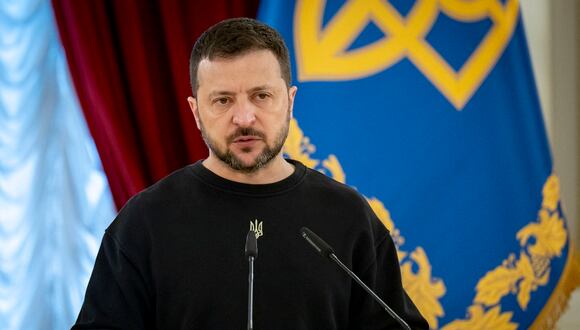 El presidente Volodymyr Zelensky habla durante la ceremonia de entrega de premios a los soldados en Kiev el 22 de abril de 2024, en medio de la invasión rusa en Ucrania. (Foto de Handout / SERVICIO DE PRENSA PRESIDENCIAL DE UCRANIA / AFP)