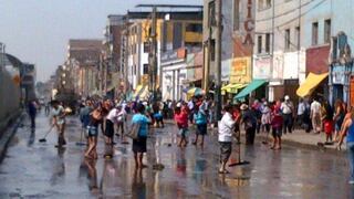 Comerciantes ambulantes de La Parada limpiaron calles de La Victoria