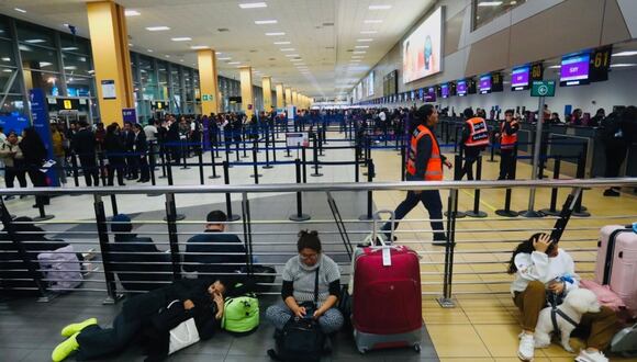 Pasajeros estuvieron varados por más de diez horas en el aeropuerto Jorge Chávez. (Foto: César Grados/@photo.gec)