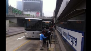 Metropolitano: largas colas se generaron por bus malogrado