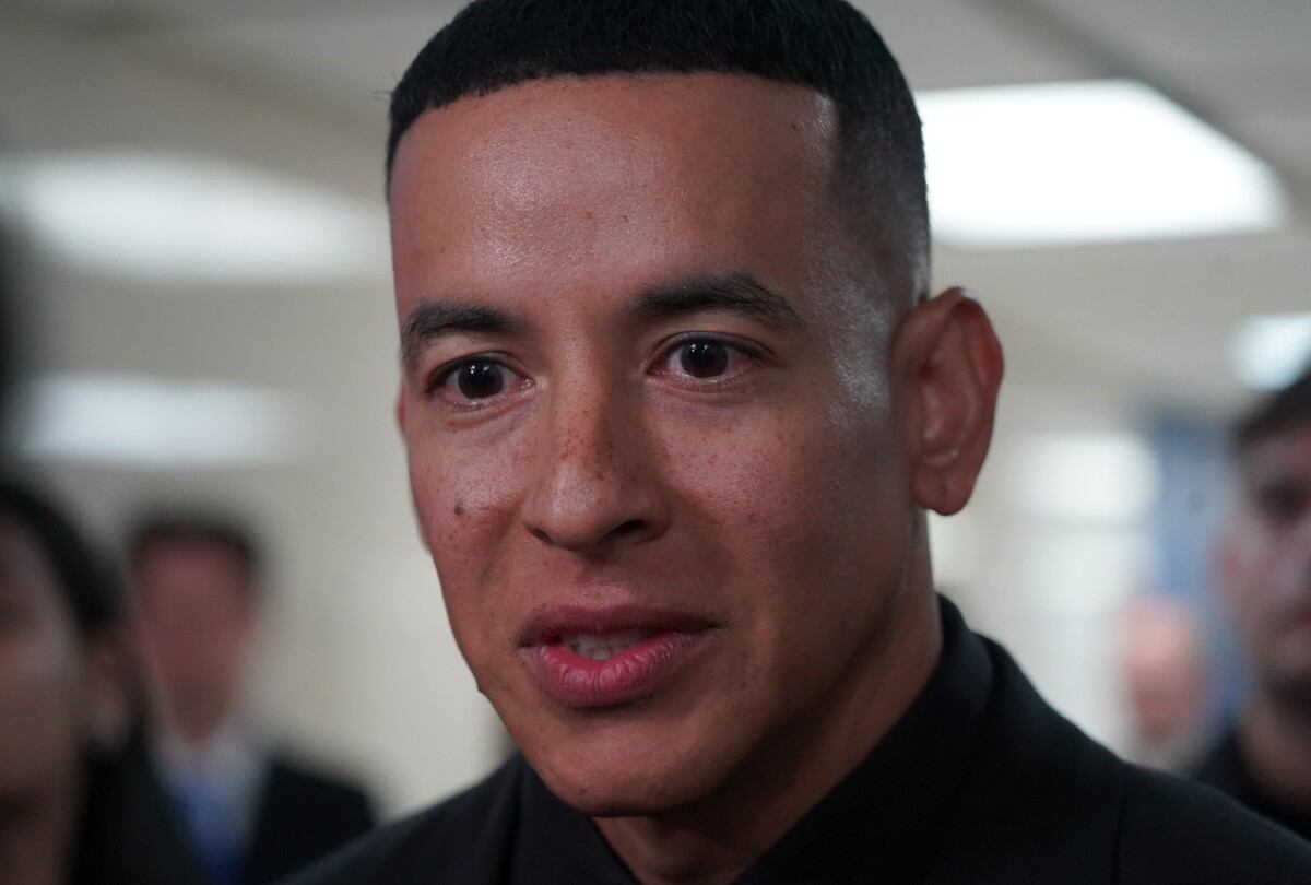 Daddy Yankee habla con la prensa al salir del Centro Judicial de Puerto Rico. (Foto: AFP)