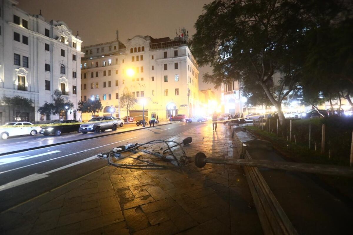 Un poste de luz cae sobre un hombre en plena plaza San Martín. (Fotos: César Grados/@photo.gec)