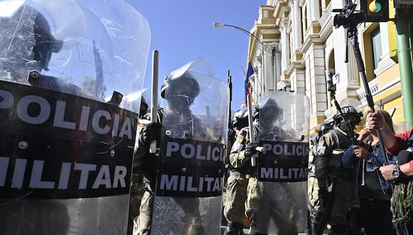Tropas militares están desplegadas frente al Palacio Quemado en la Plaza Murillo de La Paz el 26 de junio de 2024. (Foto de AIZAR RALDES / AFP)