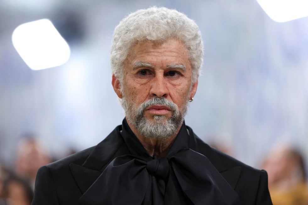 El look dialoga con el tema de la gala, que explora el cuerpo —incluido el envejecimiento— como forma de expresión artística.