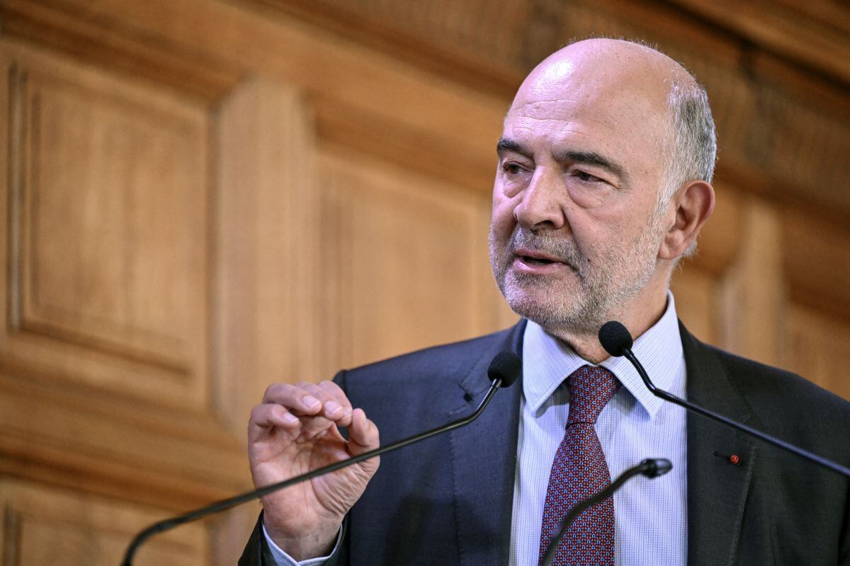 El primer presidente del Tribunal de Cuentas francés, Pierre Moscovici, habla durante la presentación del informe del Tribunal de Cuentas sobre el Louvre, en el Tribunal de Cuentas de París, el 6 de noviembre de 2025. Foto: Bertrand GUAY / AFP