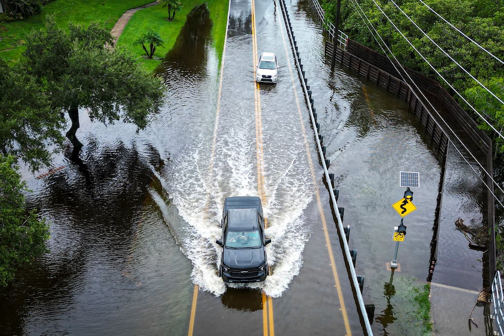 Los vehículos intentan circular por una carretera inundada en Tampa, Florida, el 30 de agosto de 2023, después de que el huracán Idalia tocara tierra. (Foto de Miguel J. Rodríguez Carrillo / AFP)