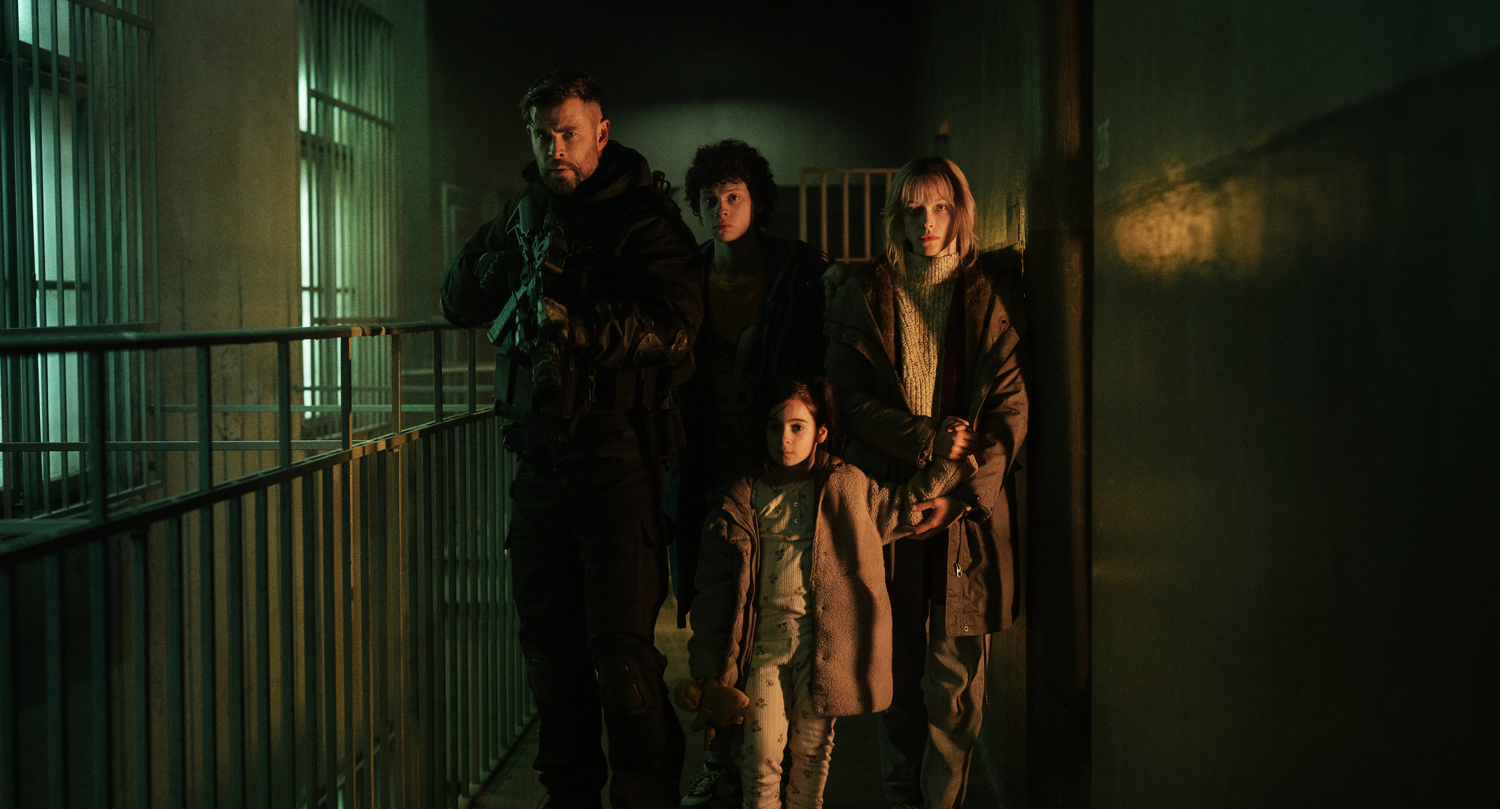 Tyler Rake rescatando a Ketevan y a sus hijos en la secuela de "Misión de rescate" (Foto: Netflix)