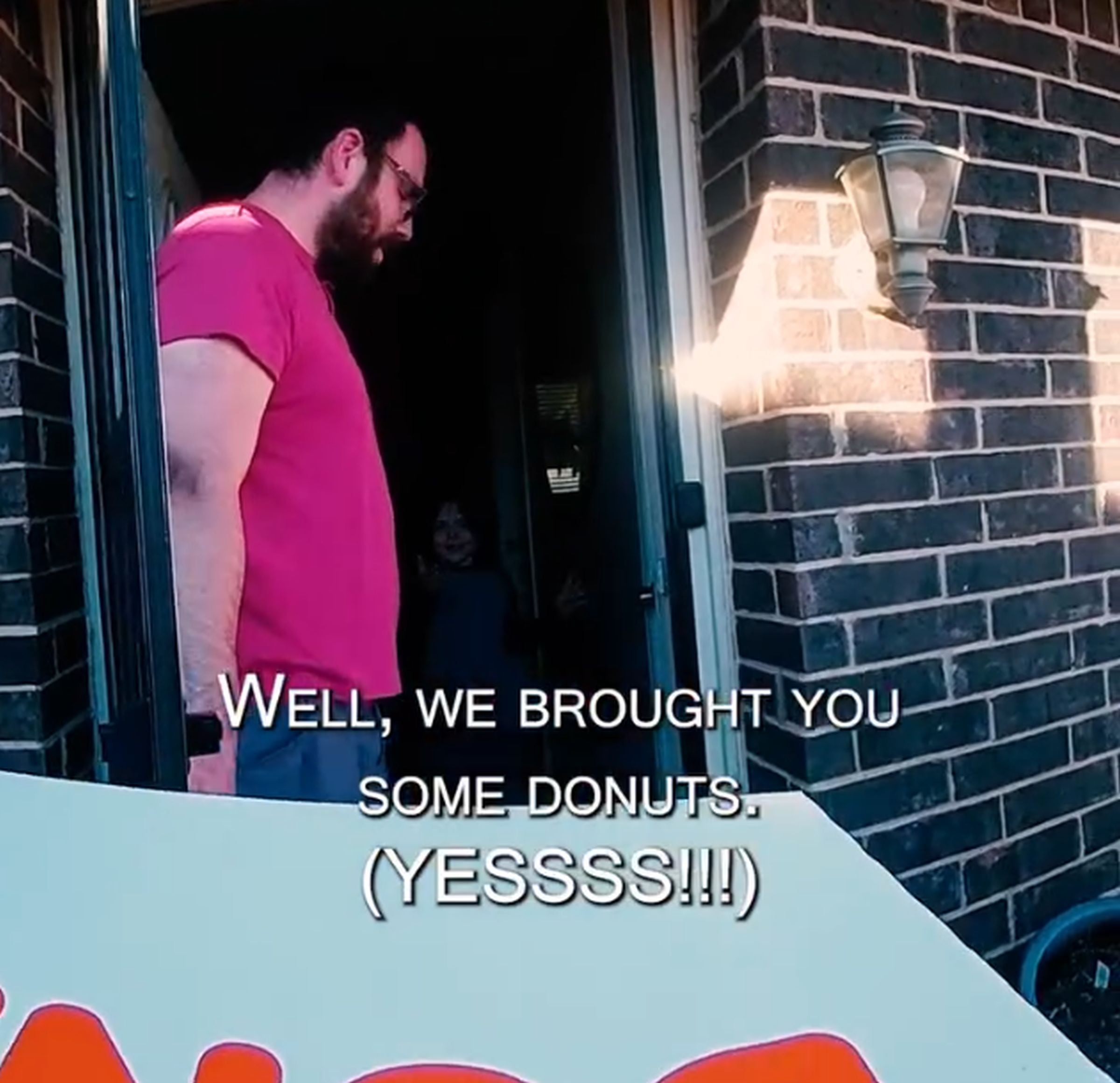 El momento en que los oficiales del Departamento de Policía de Moore le llevaron donas a Bennett. (Foto: @moorepolicedepartment / Instagram)