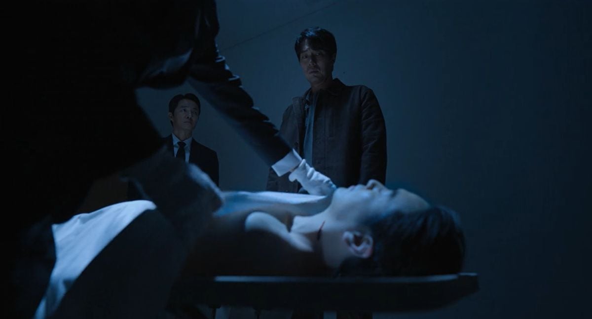 En “Sin piedad para nadie”, cuando Nam Gi-jun ve a su hermano muerto (Foto: Studio N / Yong Film)