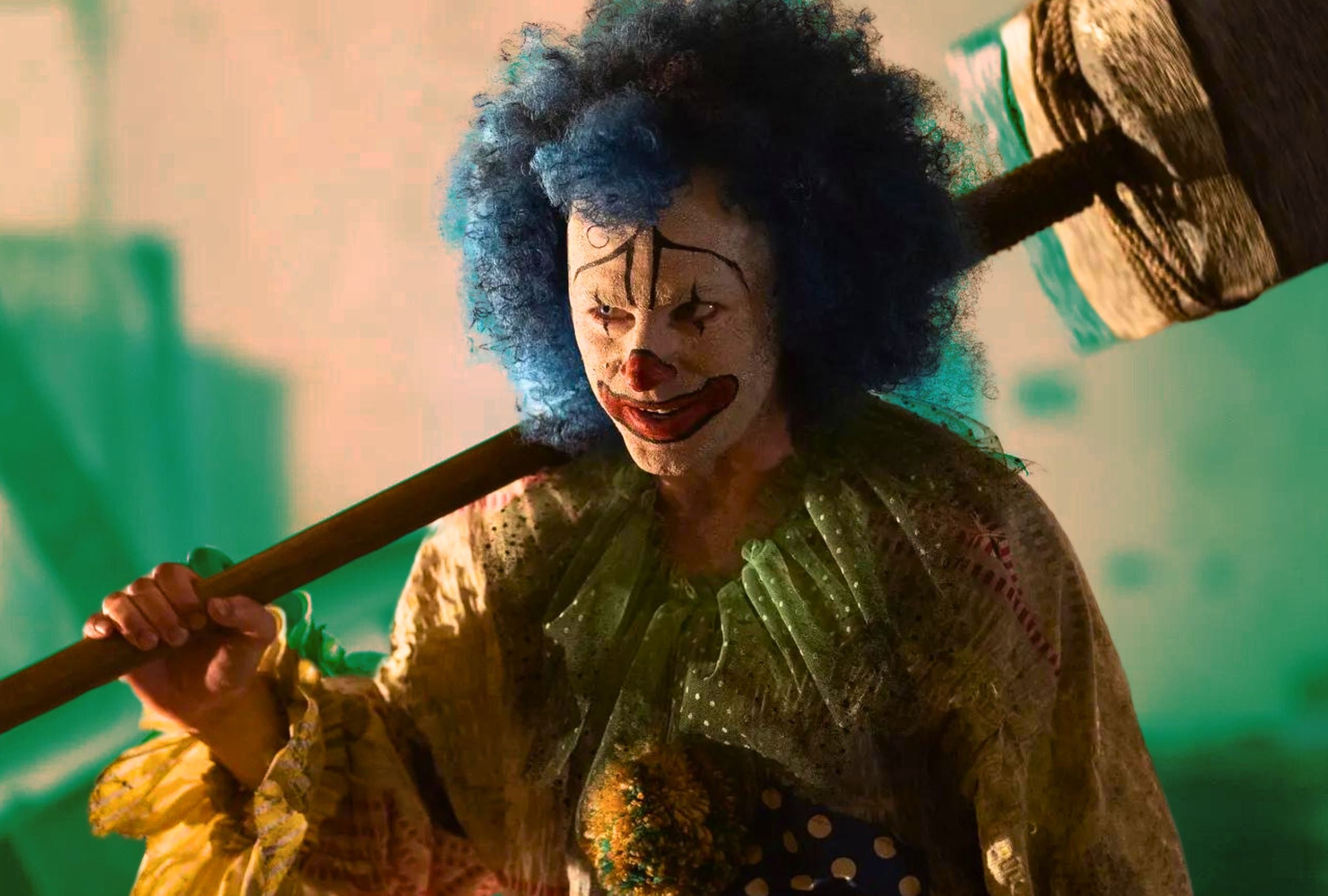 En la película, Beau Fowler interpreta a Poco, un payaso asesino que lleva un martillo gigante como arma principal (Foto: Wonder Street)