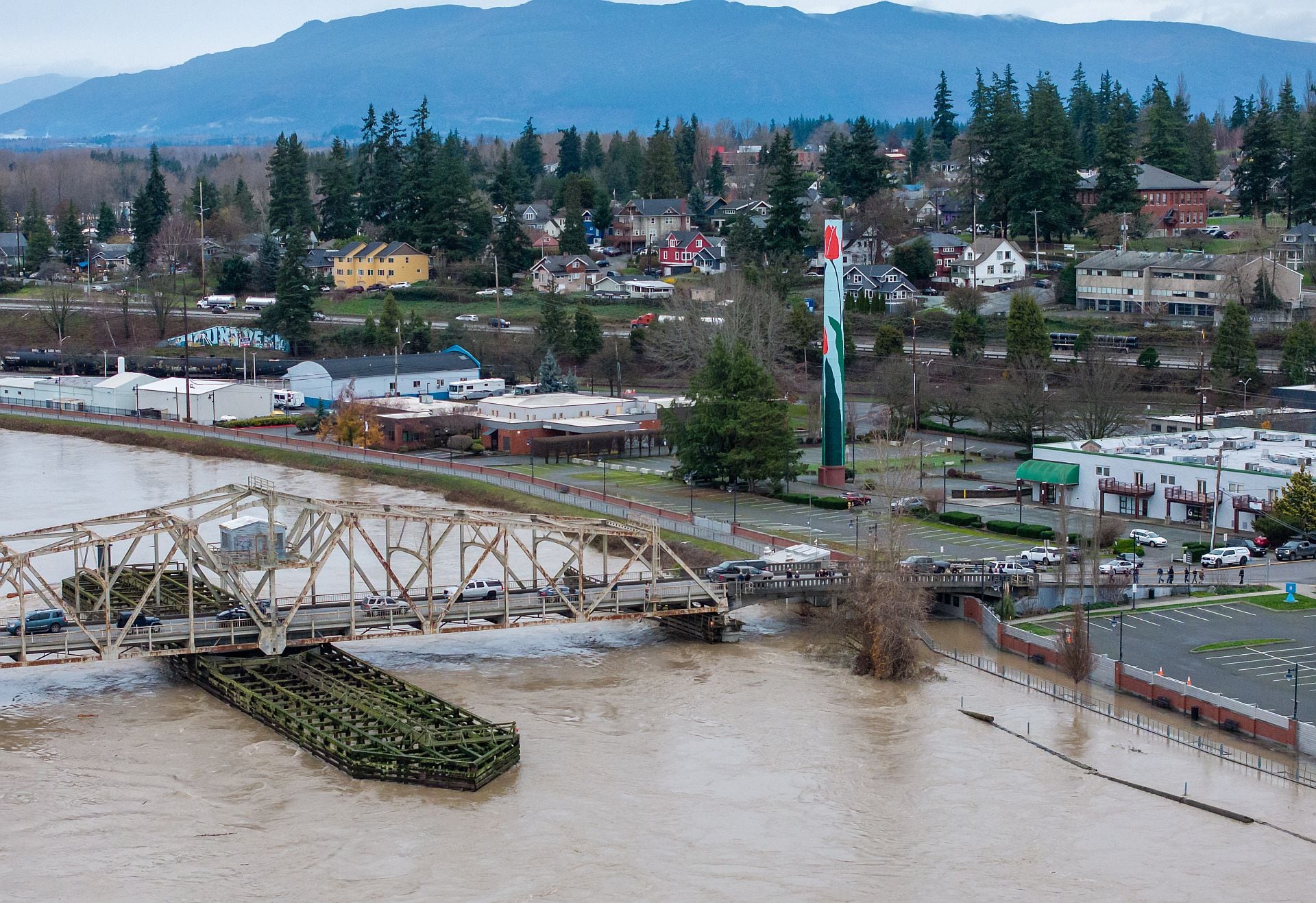 El agua del río Skagit alcanza un muro de contención el jueves 11 de diciembre de 2025 en Mount Vernon, Washington. (Foto AP/Stephen Brashear)