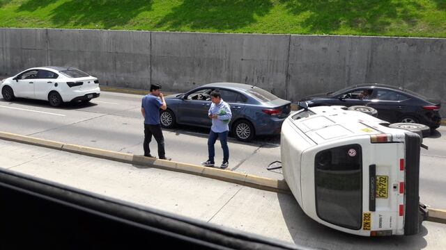 Vía Expresa: camioneta queda volcada frente al Estadio Nacional