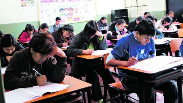 Más voces exigen la salida del ministro de Educación tras el escándalo de la prueba de nombramiento docente