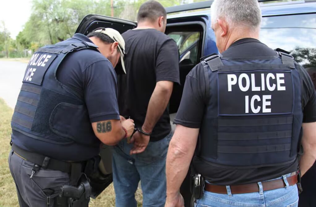 Agente de ICE en un arresto en la ciudad de Los Ángeles, en California (Foto: AFP)