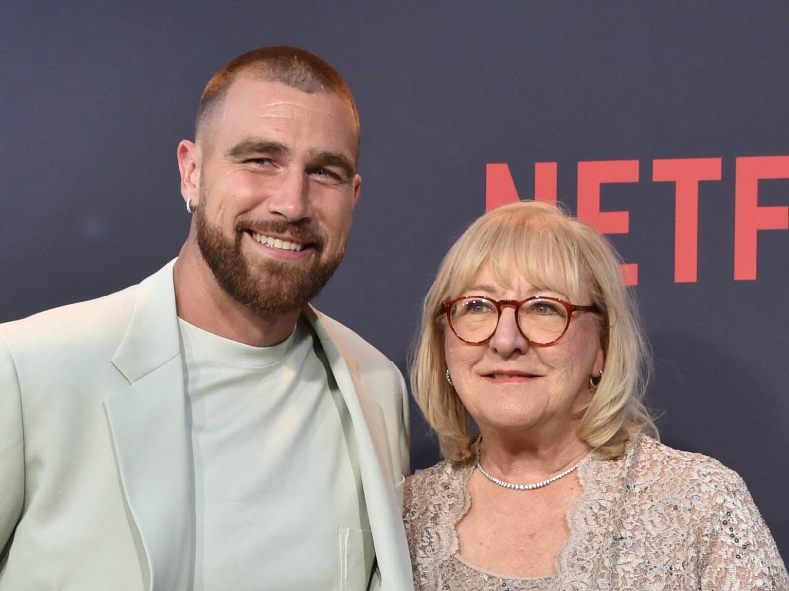 CELEBS | Travis Kelce y su mamá Donna. (Foto: AFP)