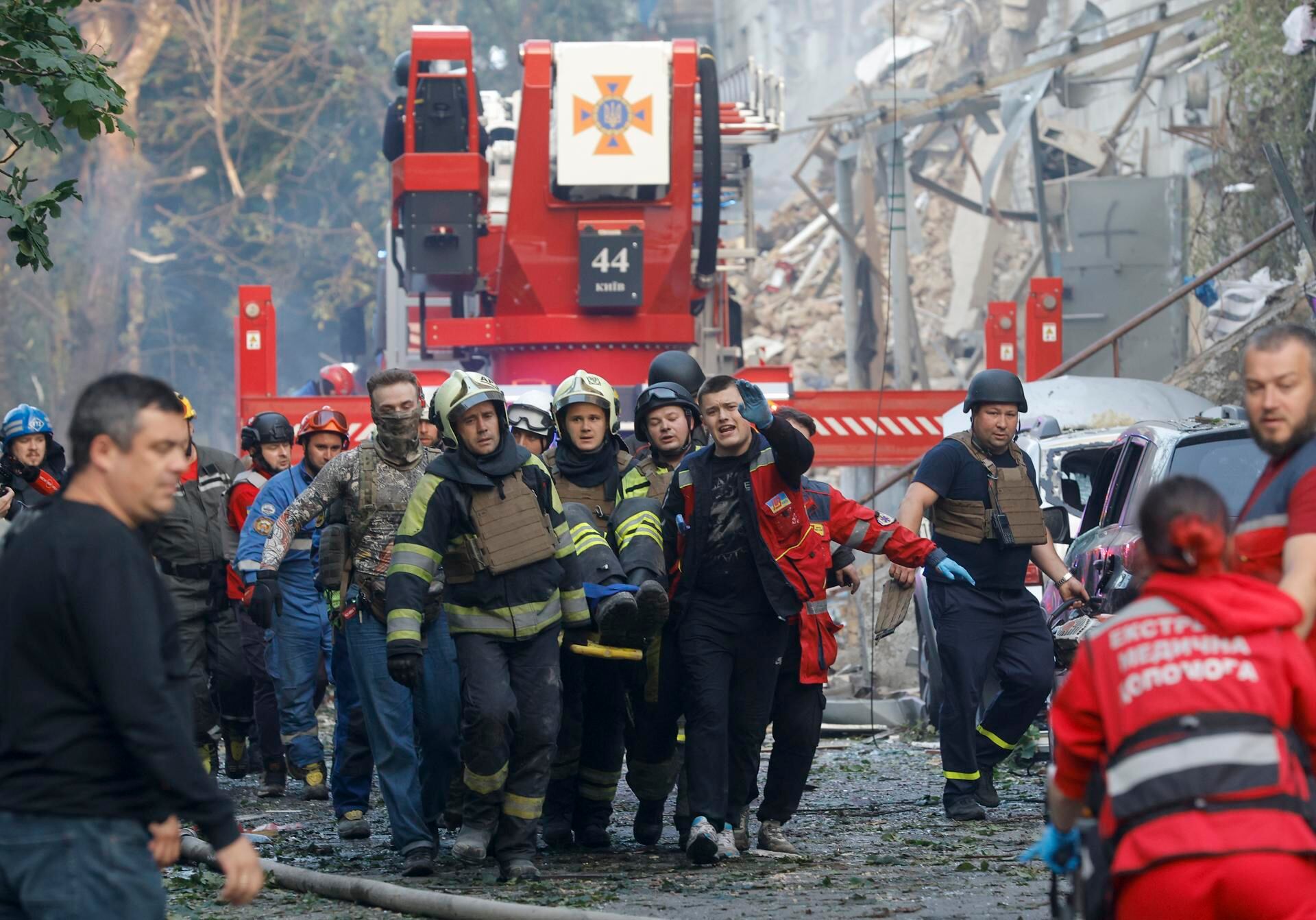 Rescatistas ucranianos evacuan a una persona herida en camilla del lugar de un ataque aéreo contra un edificio residencial de nueve plantas en Kiev, Ucrania, el 17 de junio de 2025, en medio de la invasión rusa. EFE/EPA/SERGEY DOLZHENKO
