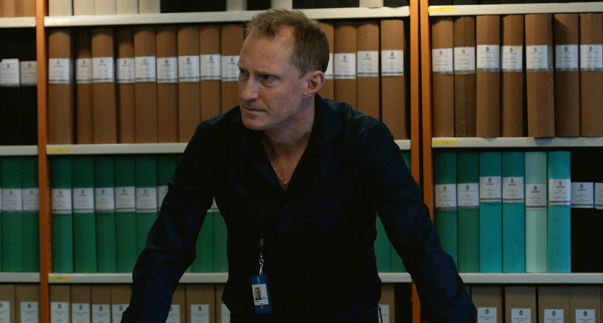 Peter Eggers interpreta a John a lo largo de los cuatro episodios de la serie "El rastro" (Foto: Netflix)