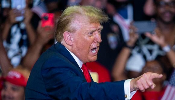 El expresidente estadounidense Donald Trump sale después de sus comentarios durante un mitin de campaña en el Liacouras Center en Filadelfia, Pensilvania, EE. UU., el 22 de junio de 2024. (Foto de EFE/EPA/SHAWN THEW)