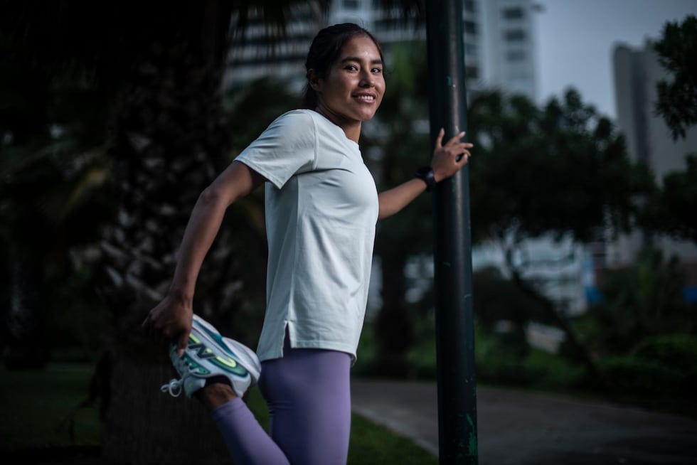 La huancaína Jazmin Matos (@jazminmatos24) fue la ganadora del New Balance Lima 15K powered by El Comercio en la categoría femenina. La encontramos entrenando en Lima un día antes. (Foto: Elías Alfageme/ Somos)