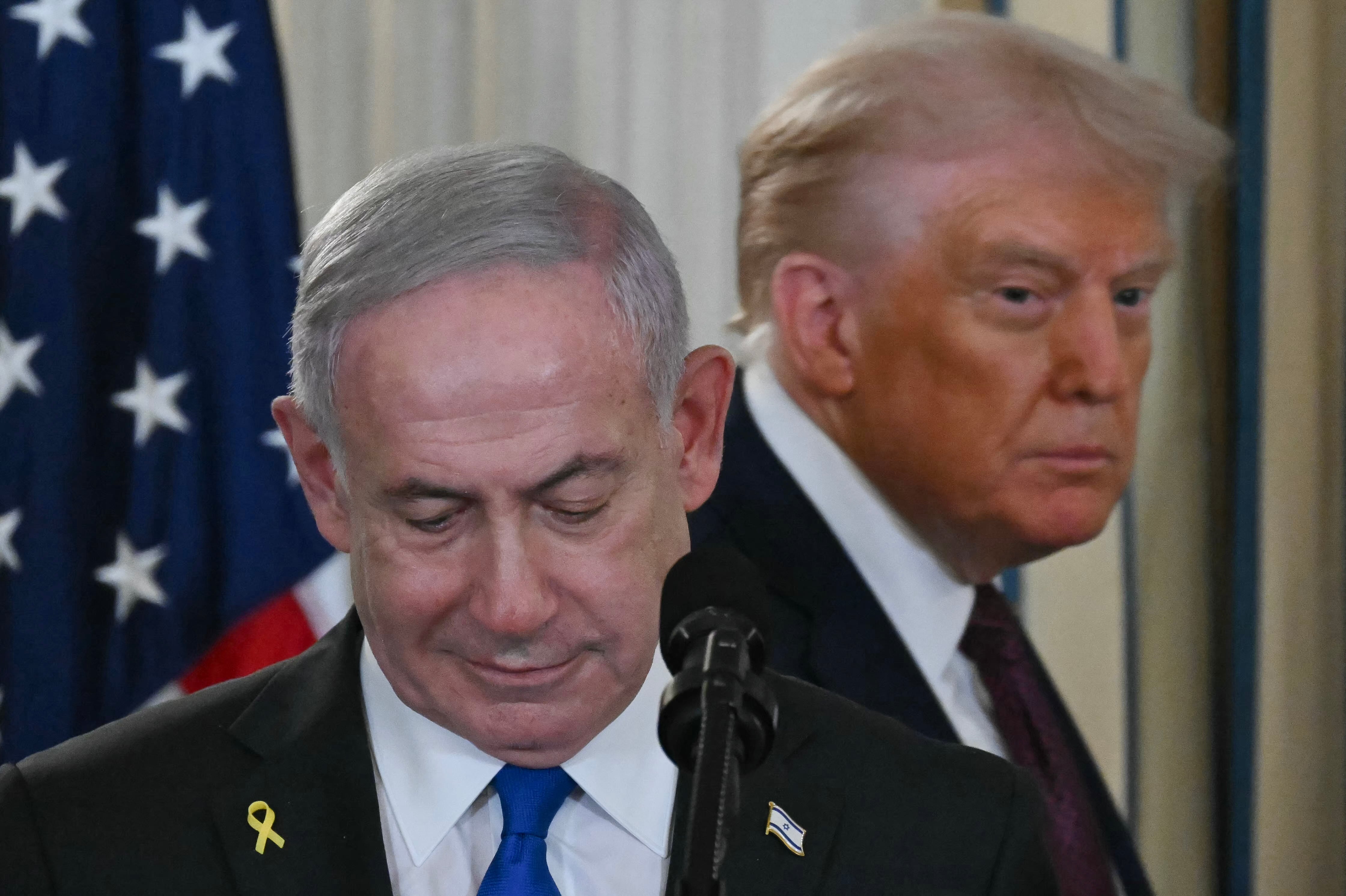 El presidente de Estados Unidos, Donald Trump, y el primer ministro de Israel, Benjamin Netanyahu, llegan a una conferencia de prensa en el Comedor de Estado de la Casa Blanca, el 29 de septiembre de 2025. (Foto de ANDREW CABALLERO-REYNOLDS / AFP).