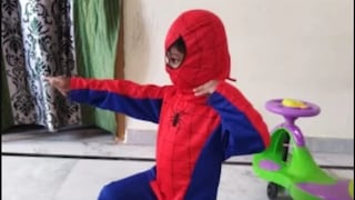 Un niño boliviano se hizo picar por una viuda negra para convertirse en Spider-man