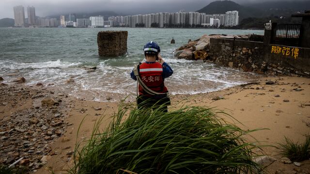 El tifón Saola se debilita a su paso por el sur de China